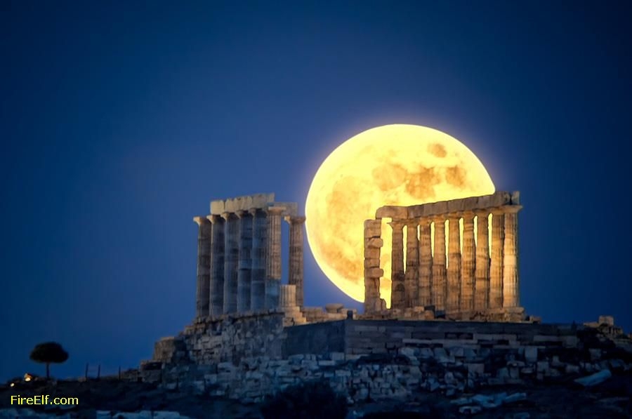 The Moon on Poseidon's Temple
