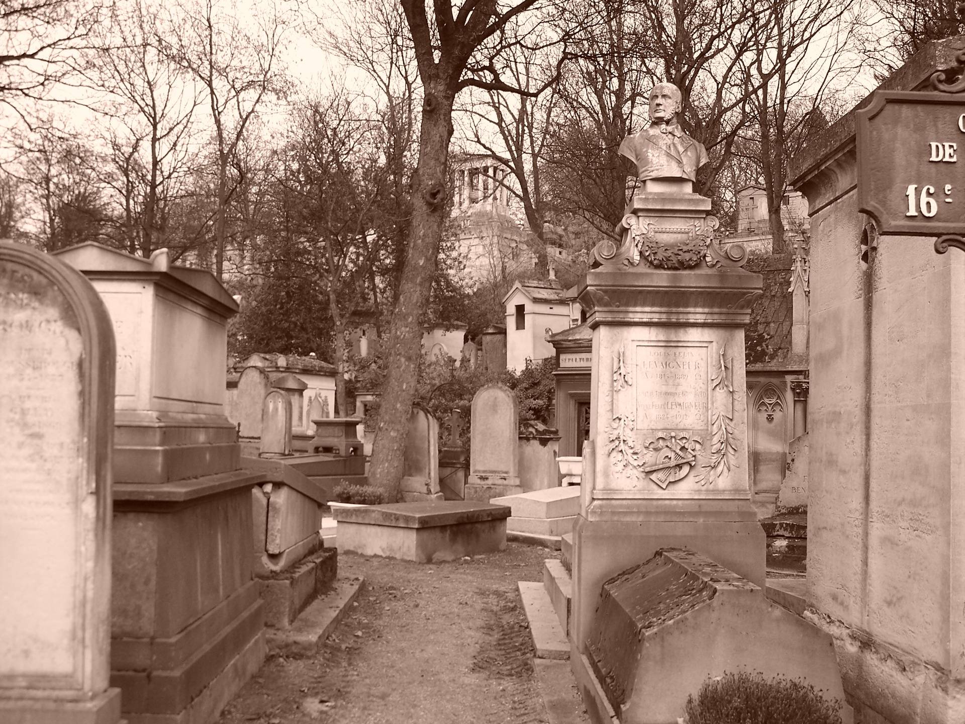 Père Lachaise cemetery in Paris