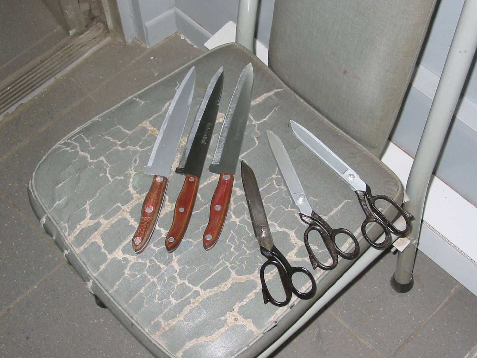 Fake / Safe knives and scissors -- stunt doubles