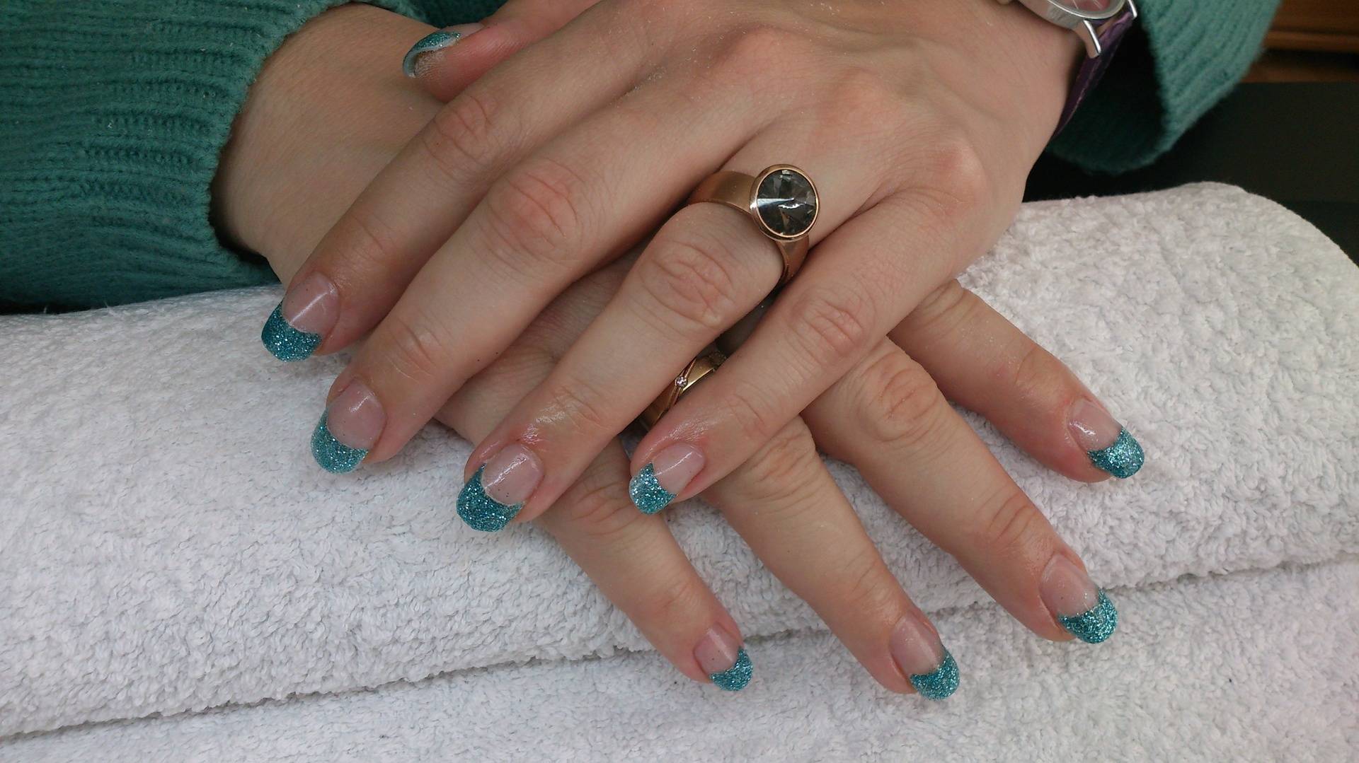 Acryl met turquoise glitterfrench