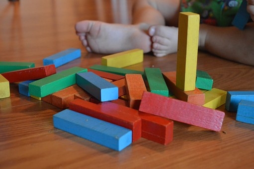 Cubes et  tours en mousse, bois et plastique sont les alliés d'un bon apprentissage et d'une expression facilitée.