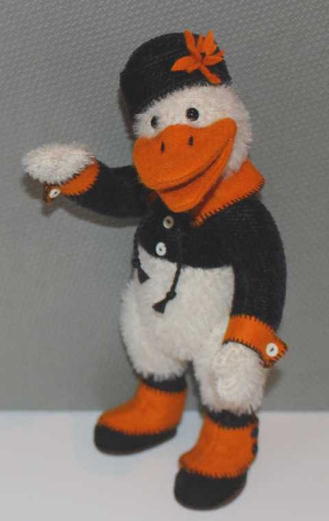Ente "Gustavo" mit schwarzer Jacke und Hut
