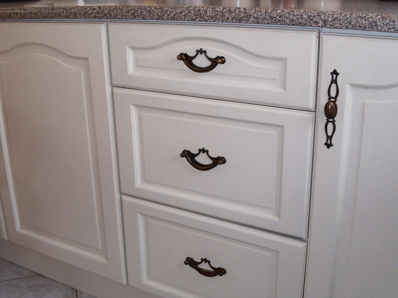 Kitchen cupboards painted in ivory lace