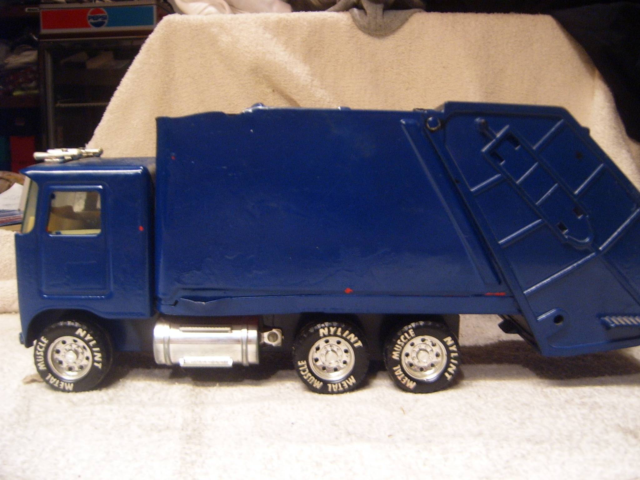 nylint bfi blue metal truck