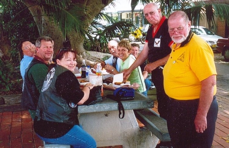 Some Northern Gateway members enjoying lunch at Sawtell - Nov 2005