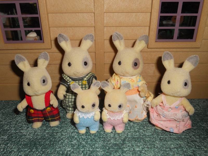 UK Corntop Rabbit Family (TOMY)