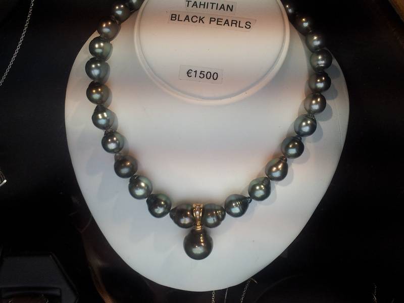 Beautiful Tahitian black pearls with 18ct diamond set black pearl drop 1500e
