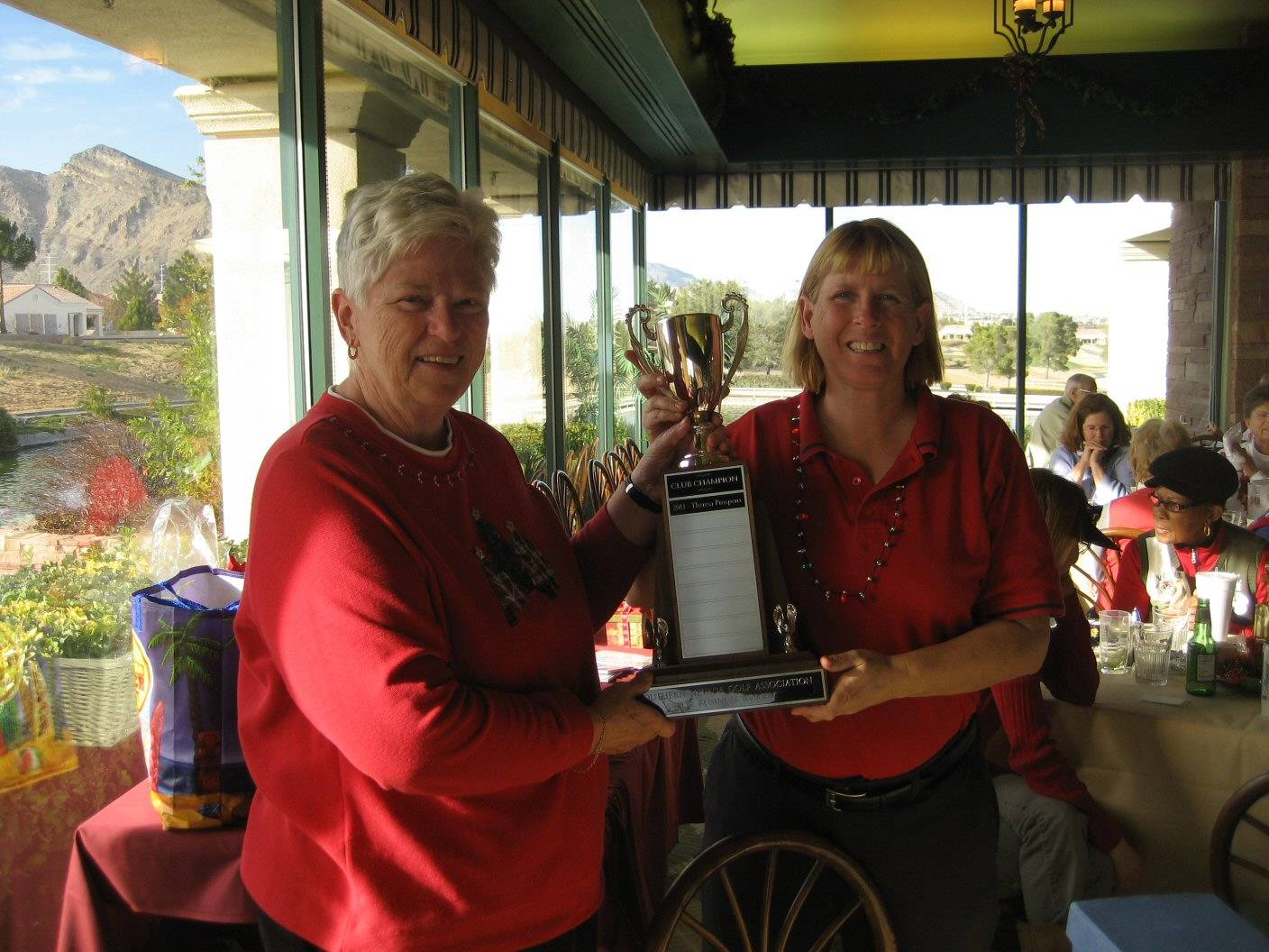 Jan presenting our champion, Theresa with her engraved trophy