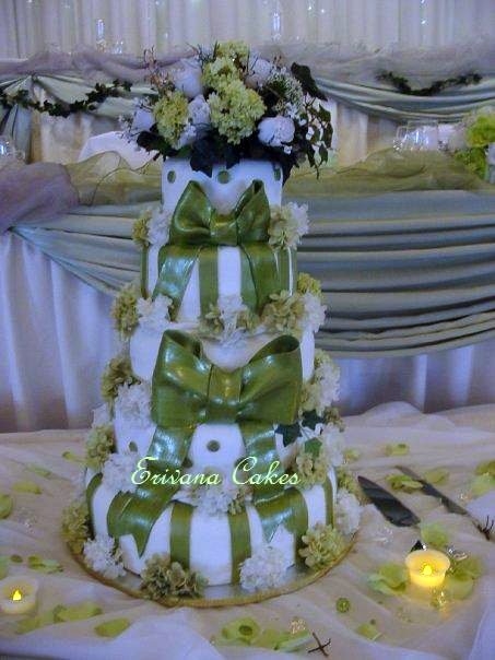 Green and white wedding cake1 (W017)