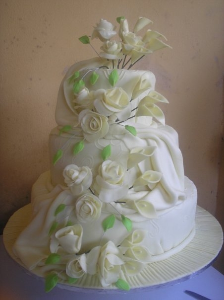 Ivory Wedding Cake with calla lilies and roses (W014)
