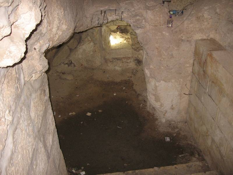 Cueva donde Jesus rezo el Padrenuestro con sus discipulos