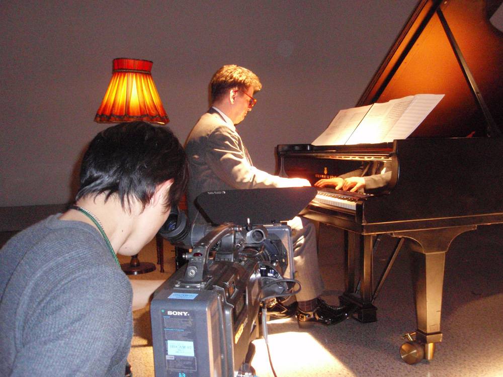 Woho playÂ´s for a NHK-TV Prodcution Piano