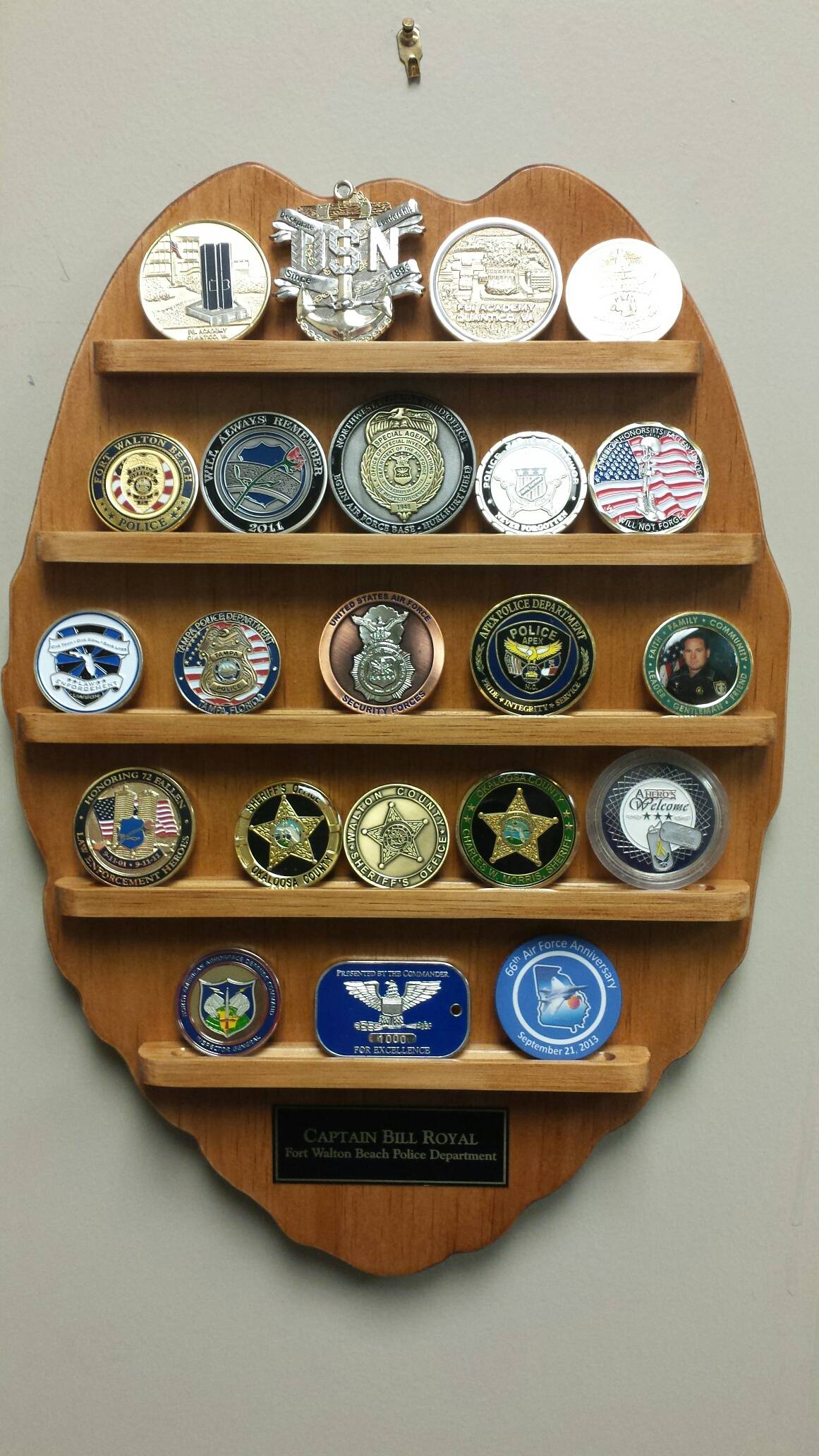 Pollice Badge Coin Display