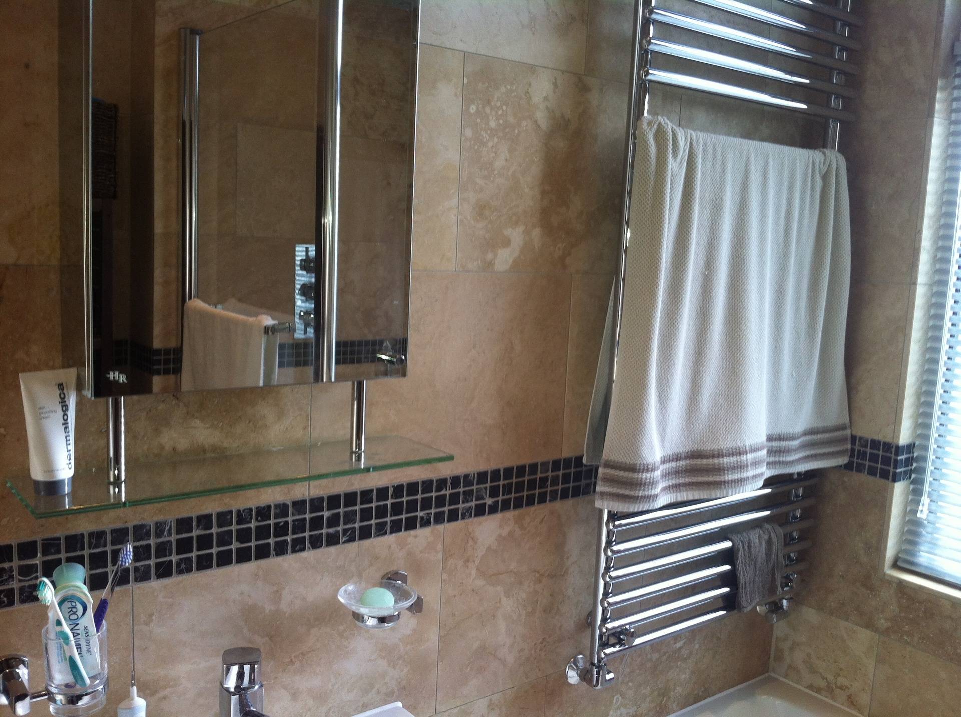 'Hudson Reed' Mirror Unit with above bath chrome towel rail.