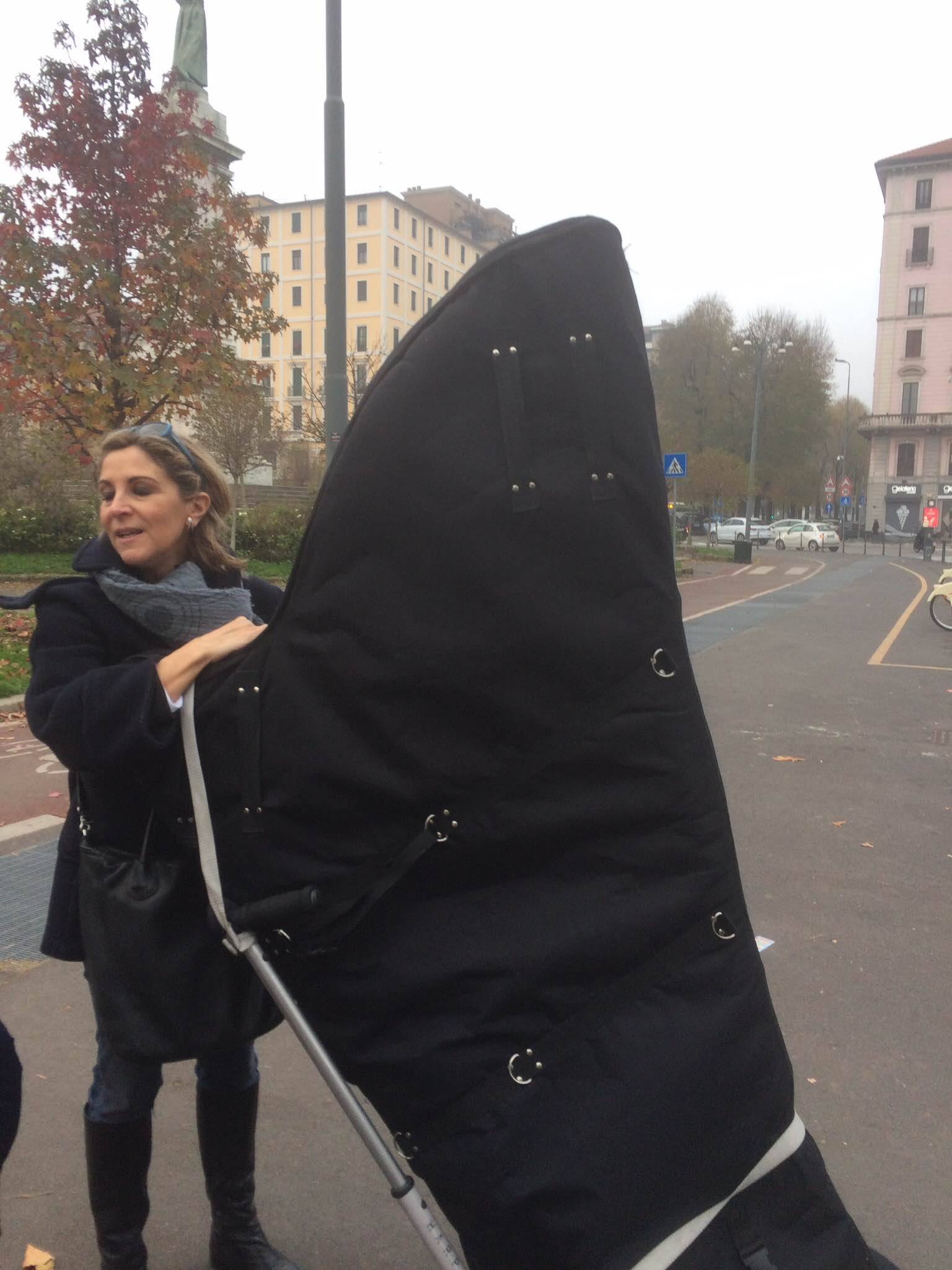 Recording Day Luisa Prandina draggin her harp through central Milan
